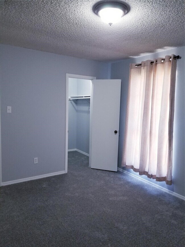 Building Photo - 8631 Valley Ledge Dr