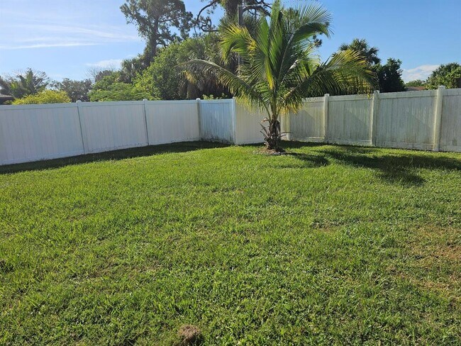 Building Photo - 3050 Beacon Dr