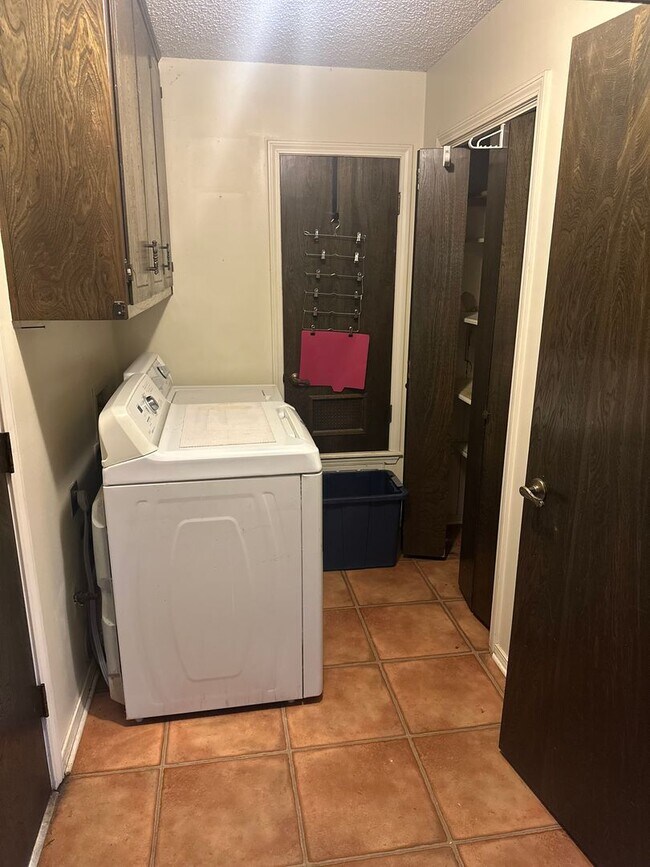 Building Photo - Available Now!  3-Bedroom, 2-Bathroom Spri...