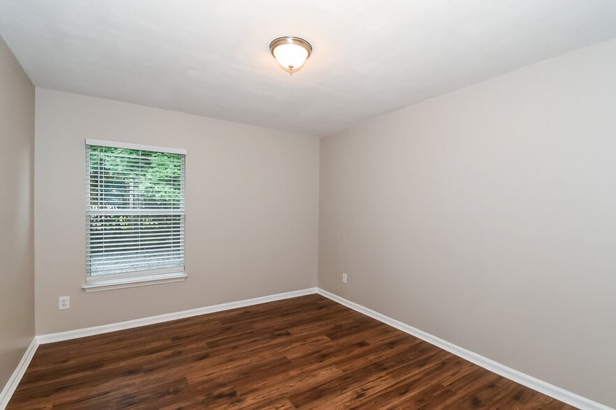 Building Photo - 3701 Woodbriar Dr