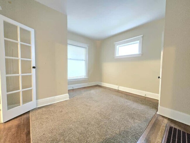 Building Photo - 218 E Navarre St