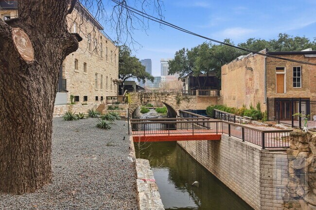 Building Photo - 507 Sabine St