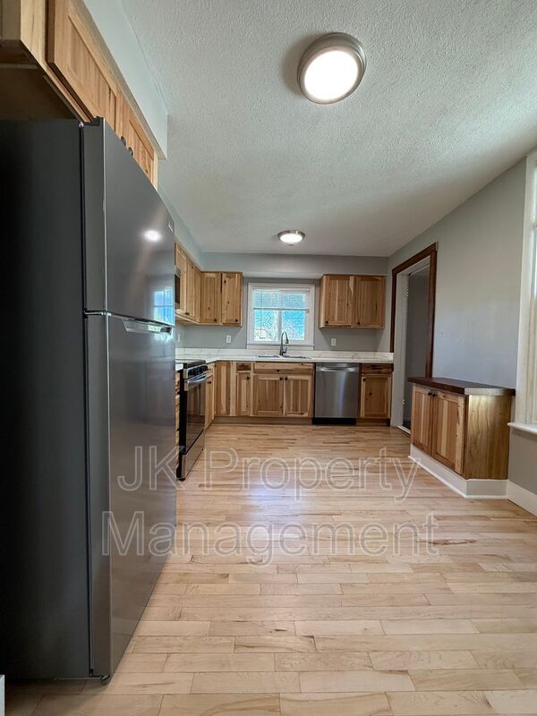Building Photo - 913 5th Ave N