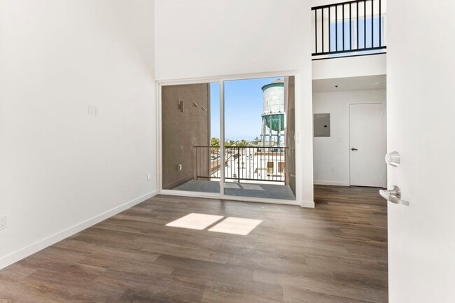 Interior Photo - 2828 Howard Ave