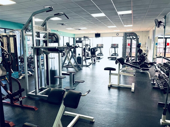 Building Photo - 111 Lake Emerald Dr