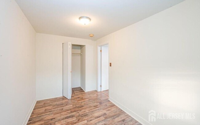 Building Photo - 215 S Pine Ave