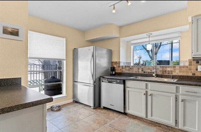 Building Photo - 6704 Bellehaven Dr