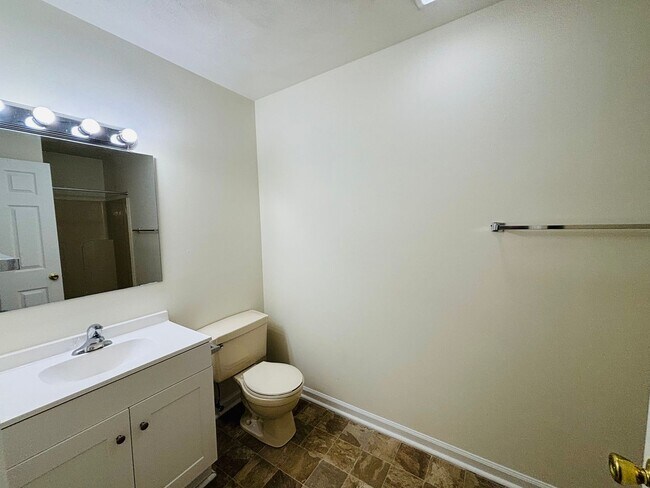 Building Photo - 840 Patrick Henry Dr