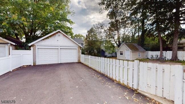 Building Photo - 606 Irvington Ave