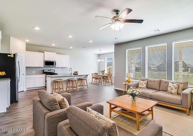 Building Photo - 115 Rue Chateau Royal Dr