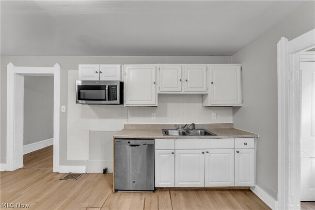 Building Photo - 1345 W 61st St