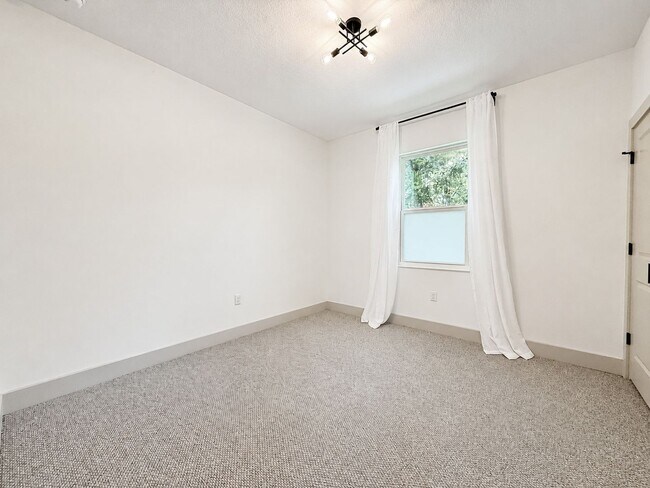 Building Photo - 724 Ellwood Ave
