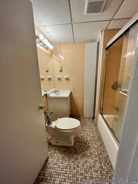 Building Photo - 62 Boylston St
