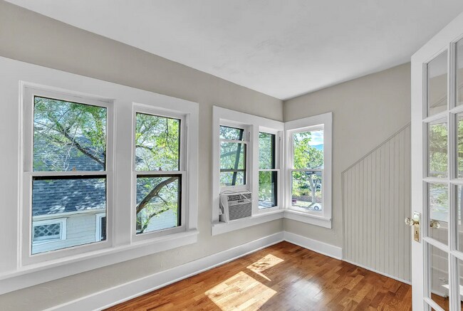 Building Photo - MOVE IN SPECIAL! 6 WEEKS RENT FREE! Beautiful 5 Bedroom Home with Lots of Natural Light!