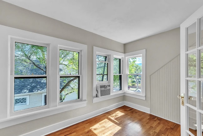 Building Photo - MOVE IN SPECIAL! Beautiful 5 Bedroom Home with Lots of Natural Light