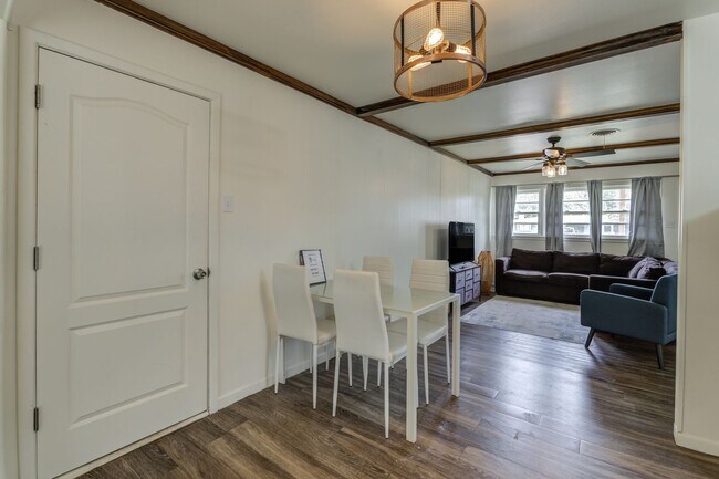 Building Photo - Charming Updated 3 Bedroom