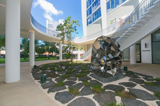 Building Photo - KOULA 2b2b1pkg Ready to Move In!