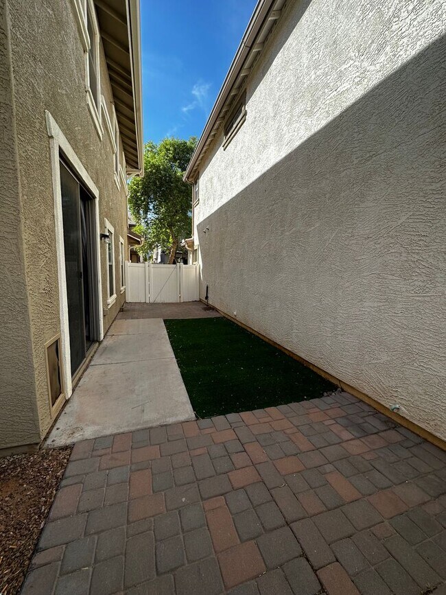 Building Photo - 4 BEDROOM HOME IN RAY RANCH