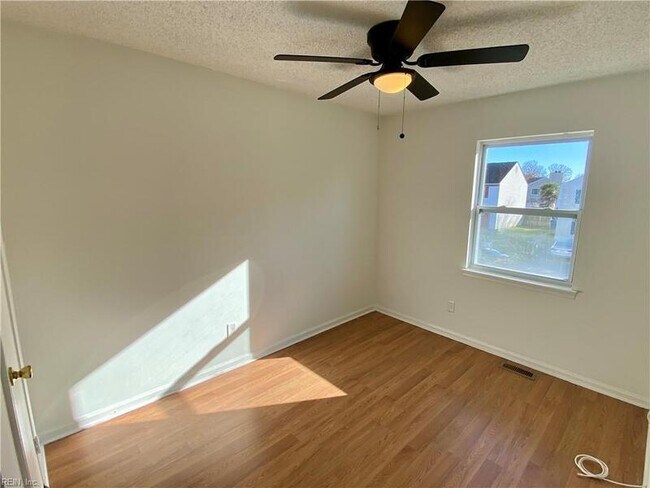 Building Photo - 4740 Greenlaw Dr