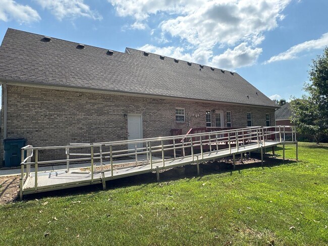 Building Photo - 187 Oak Hollow Rd