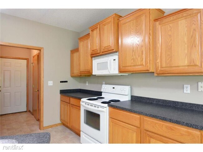 Building Photo - 3 br, 3 bath Townhome - 191 Larpenteur Ave E