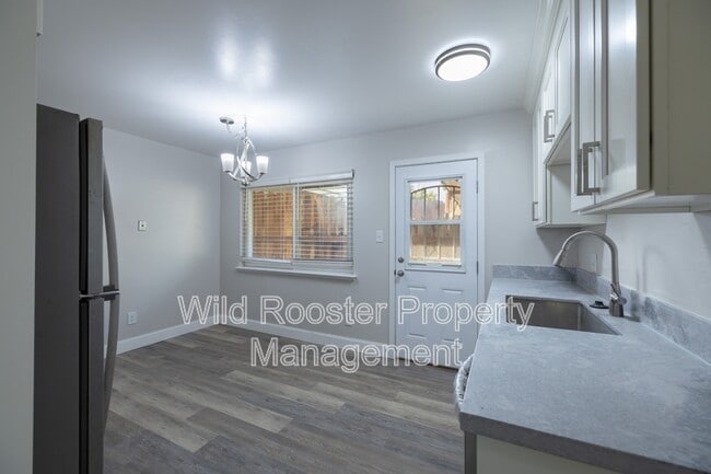 Building Photo - 7256 S Land Park Dr