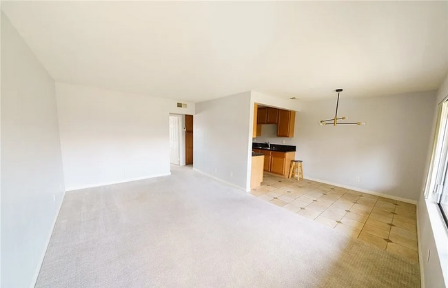 Building Photo - WELL MAINTAINED CONDO AT CREEKSIDE VILLAGE!