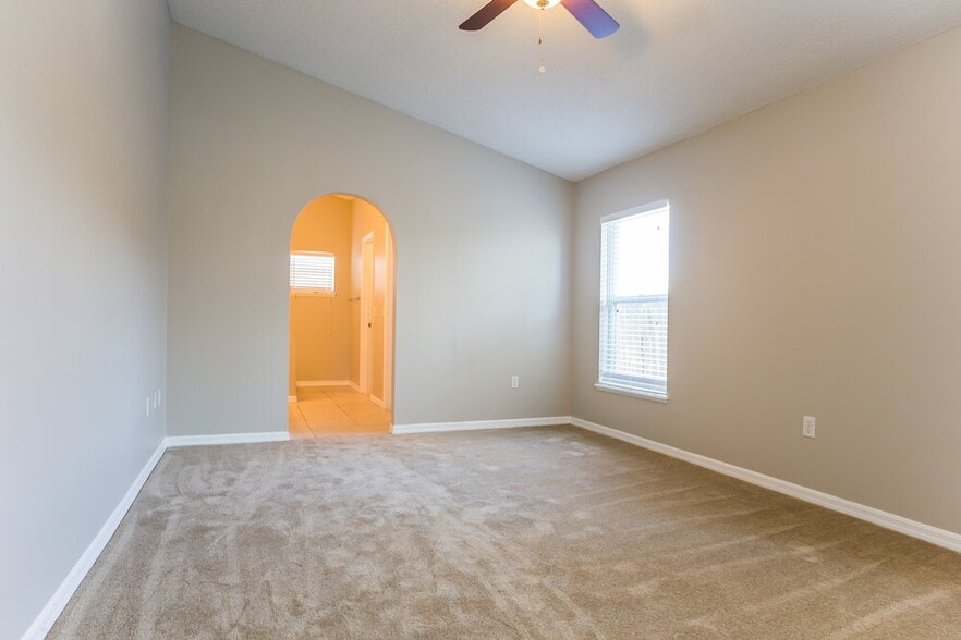 Building Photo - 142 Woodbury Pines Cir