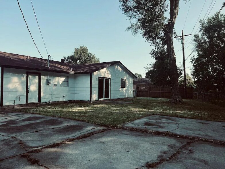 Primary Photo - 5275 Berard Cir