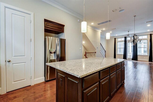 Building Photo - 720 N Shepherd Dr