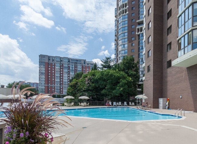 Building Photo - 1600 N Oak St