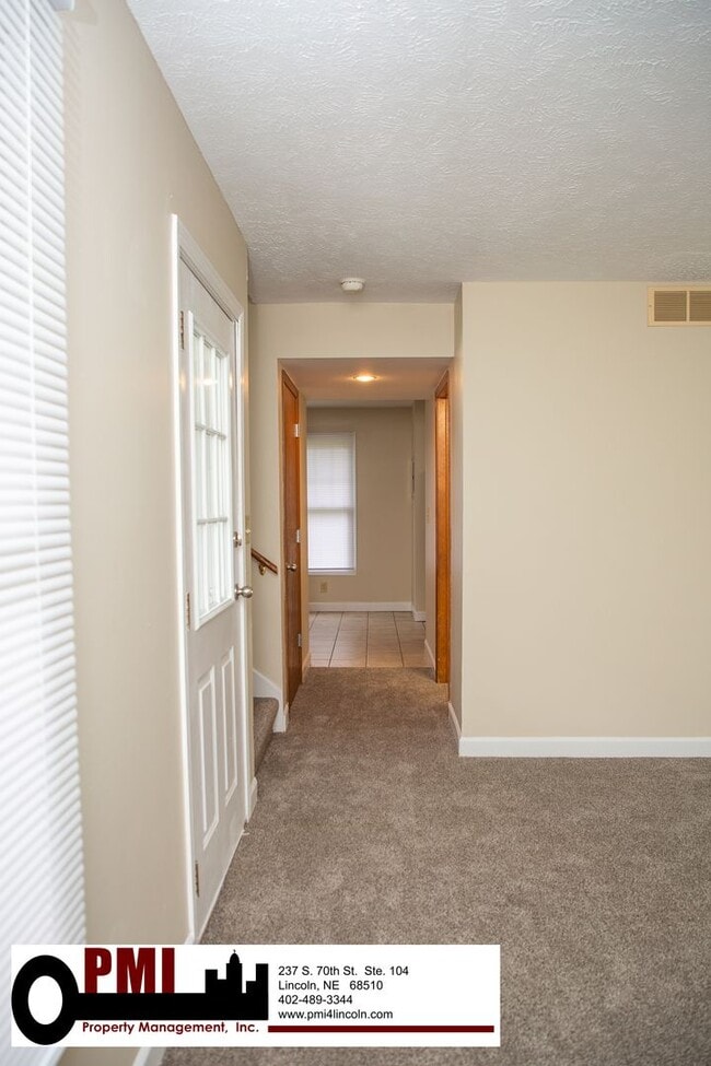 Building Photo - 3 Bedroom and 1.5 bathroom Duplex for Rent