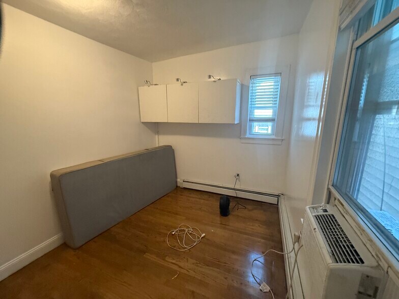 Building Photo - 319 Bennington St