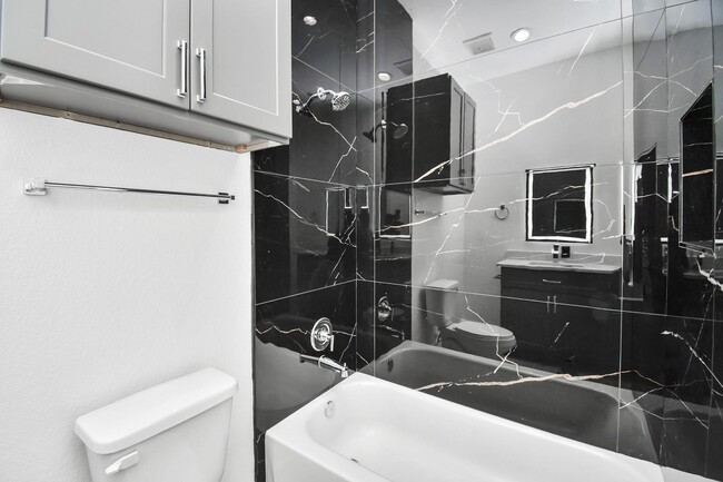 Building Photo - 517 Lovers Ln