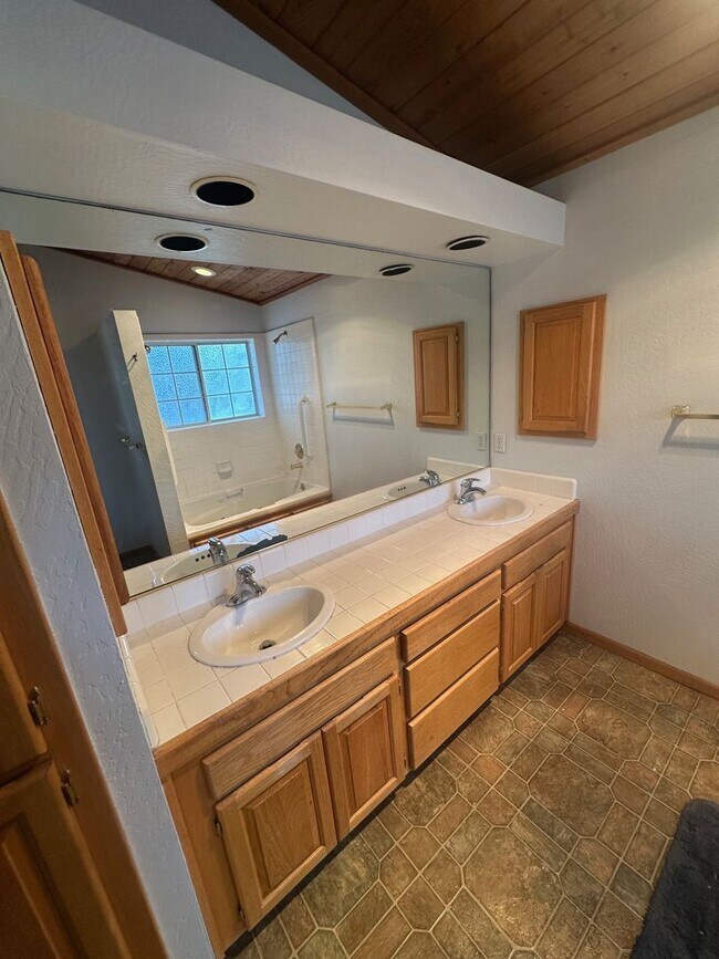 Building Photo - Long Term Glenshire Rental 3 Bed, 2.5 Bath 3 Car Garage