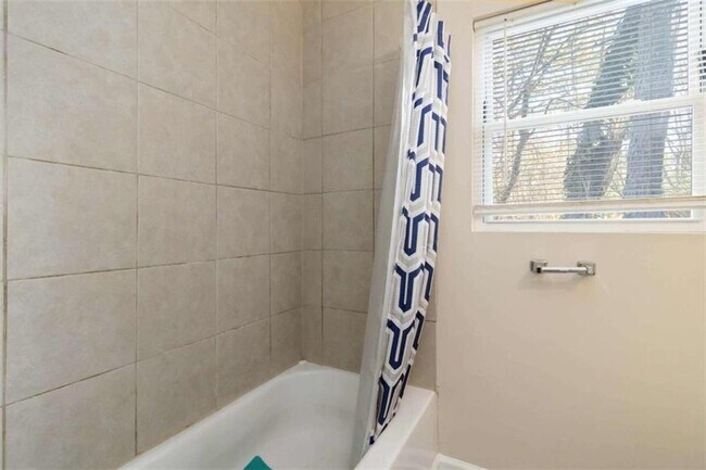 Building Photo - 2361 Swallow Cir SE