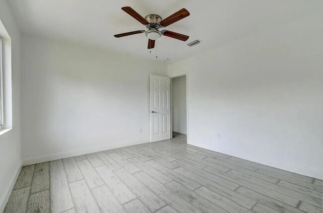 Building Photo - 702 42nd St