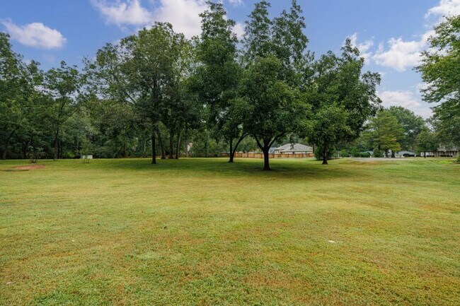 Building Photo - 585 W Crossville Rd