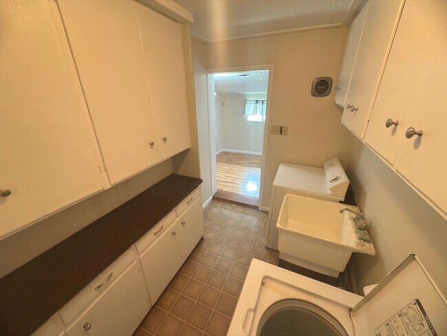 Building Photo - Charming 3-Bedroom Home + Bonus Room in Prime Niskayuna Location!
