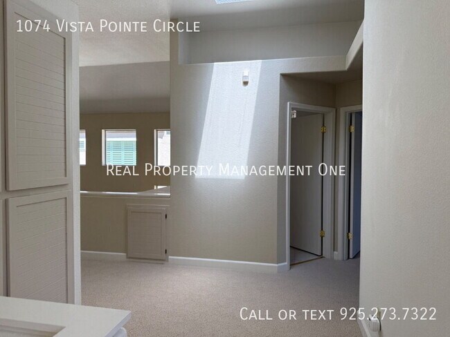 Building Photo - 1074 Vista Pointe Cir