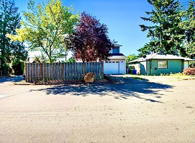 Building Photo - 8010 SE Henry St