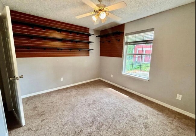 Building Photo - 4-Bedroom / 2-Bathroom Home in Palm Coast