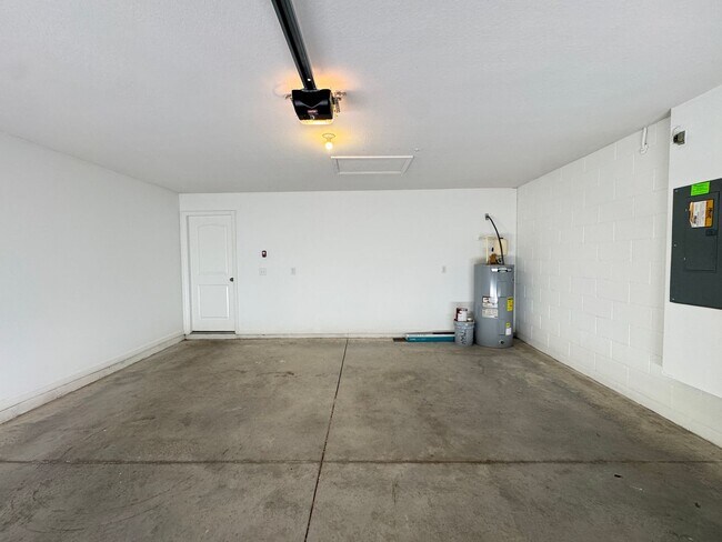 Building Photo - BEAUTIFUL, 4 bedroom, 2 bathroom Home in Poinciana!! Cable & Internet Included with Rent!!