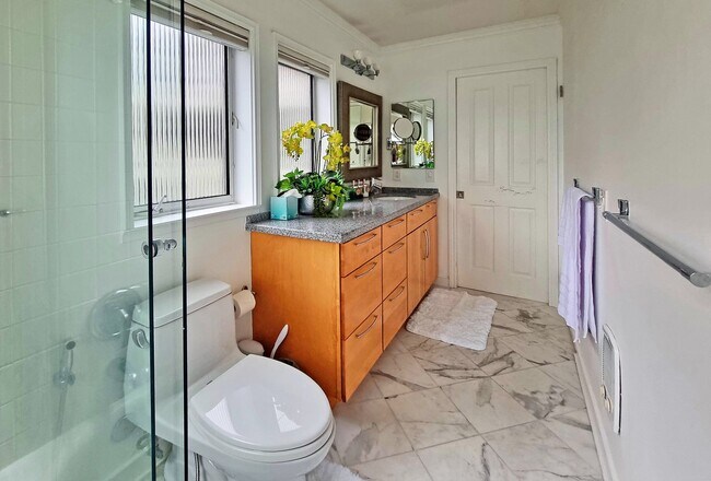 Building Photo - One bedroom top floor corner unit condo with gorgeous view for rent!