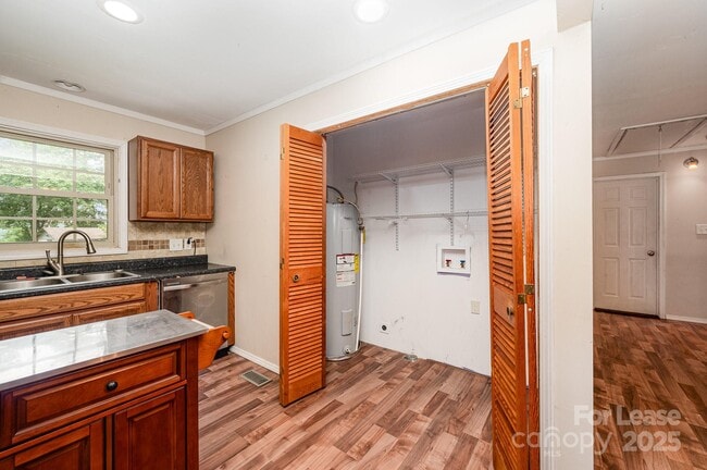 Building Photo - 6118 S Rocky River Rd