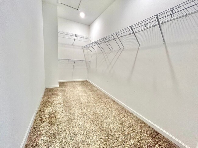 Building Photo - Upscale 3Beds/2.5Baths Townhouse living in...