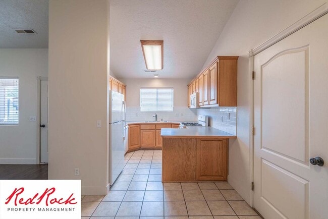 Building Photo - Spacious 3-Bed, 2-Bath Ivins Townhome – Do...