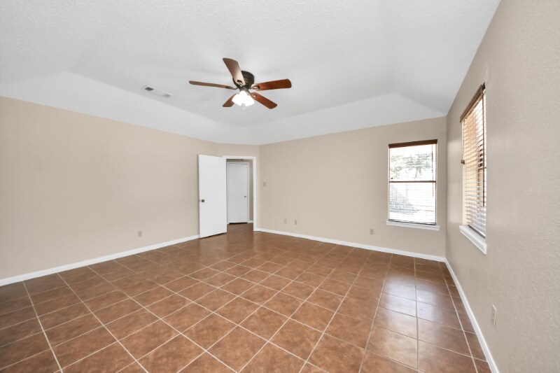 Building Photo - 2102 Rolling Glen Dr