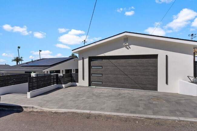 Building Photo - 7982 Roseland Dr