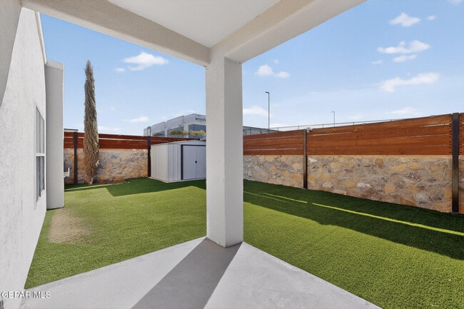 Building Photo - 320 S Manzanita Dr